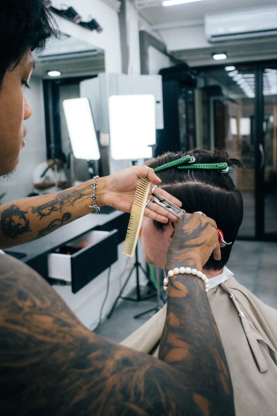Guide — barber at Fijii Cuts Bangkok giving a haircut
