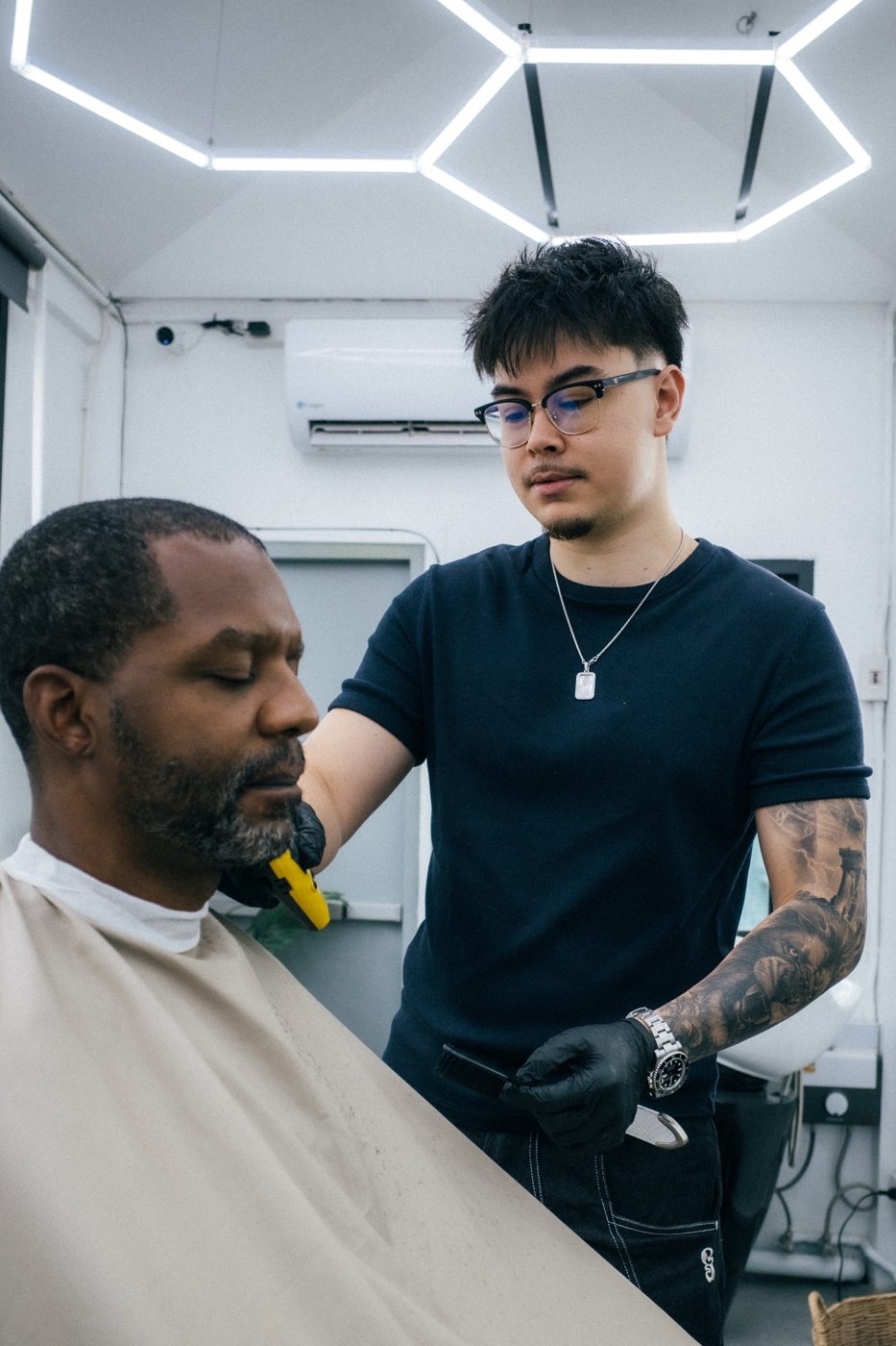 Leo — barber at Fijii Cuts Bangkok giving a haircut